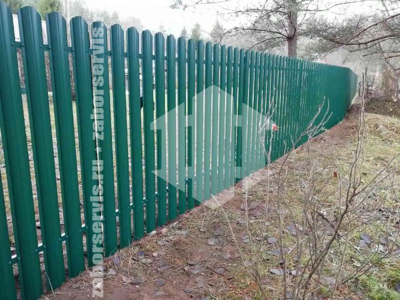 Забор из металлического штакетника зеленый 65 метров