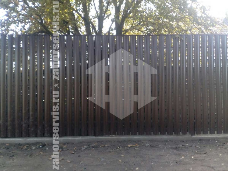 Забор из металлического штакетника на ленточном фундаменте 55 метров