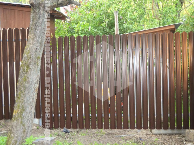 Забор из евроштакетника с утрамбовкой щебнем 66 метров