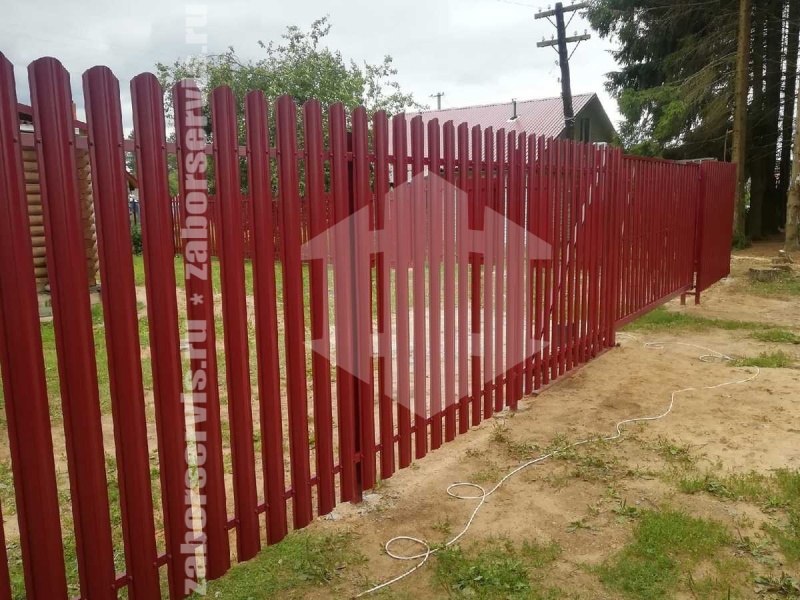 Забор из евроштакетника с забивными столбами 57 метров