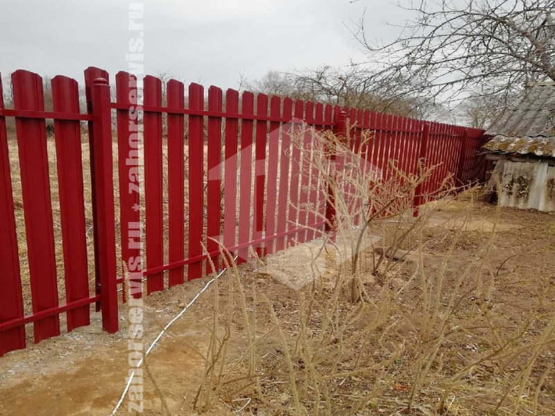 Забор из металлического штакетника для дачи красный 31 метра