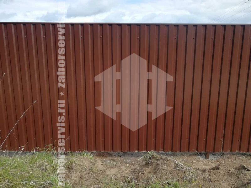 Забор из профнастила с утрамбовкой щебнем 78 метров