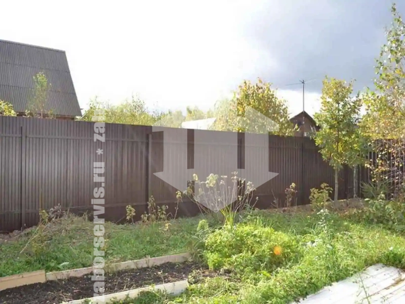 Забор из металлического штакетника коричневый 98 метров