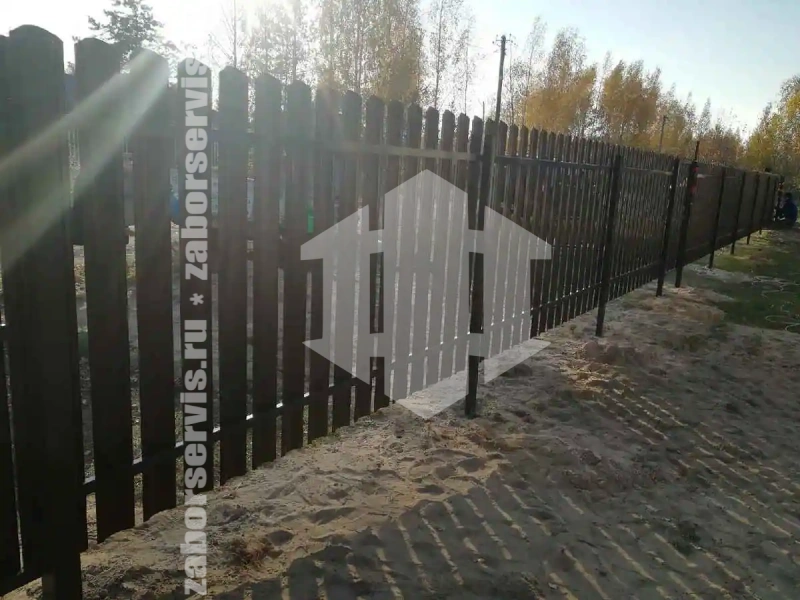 Забор из металлического штакетника коричневый 70 метров