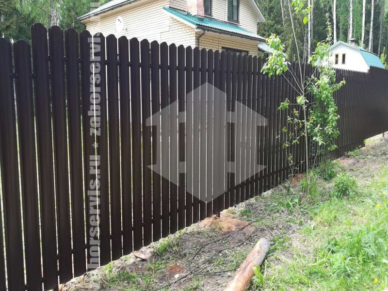 Металлический штакетник 20 соток с забивными столбами