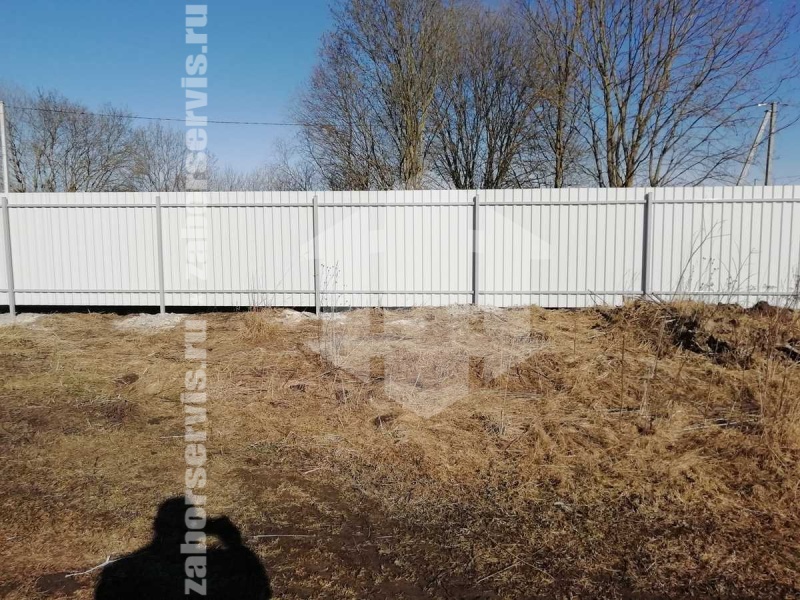 Забор из профнастила на забивных столбах на 6 соток