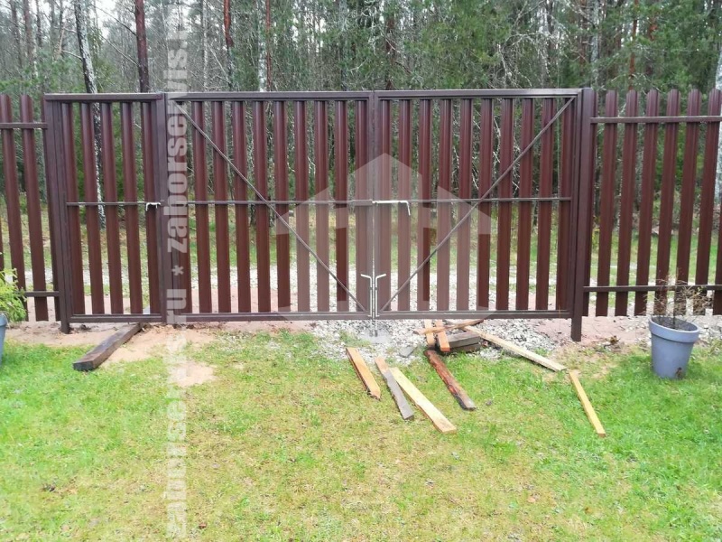 Забор из евроштакетника с утрамбовкой щебнем 48 метров