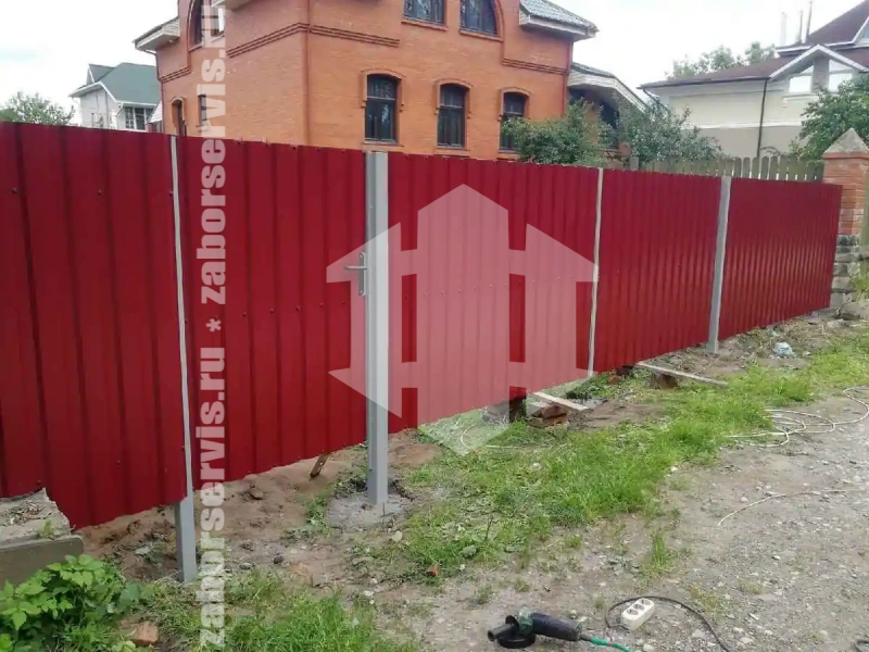 Забор из профнастила 99 метров красный