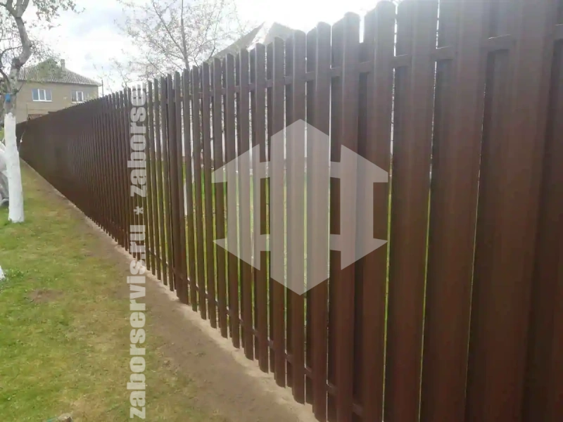 Заборы из металлического штакетника шахматка 94 метров