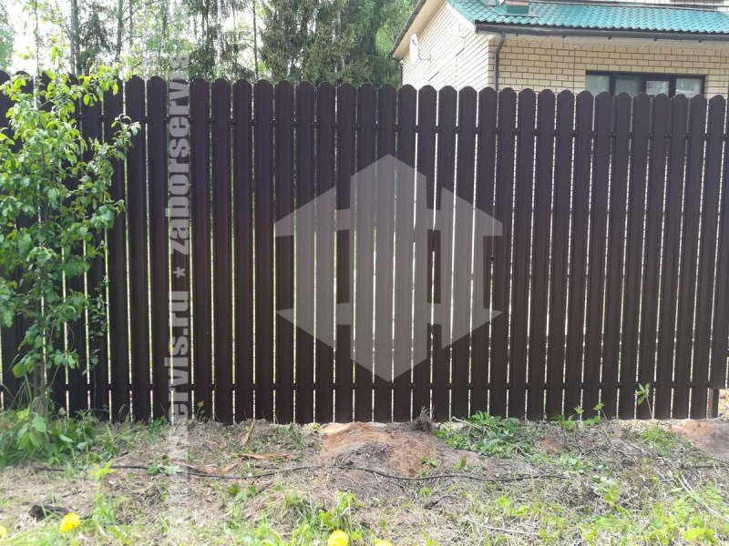 Металлический штакетник 20 соток с забивными столбами