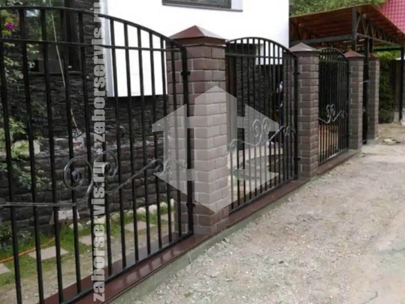 Кованый забор с кирпичными столбами 40 метров