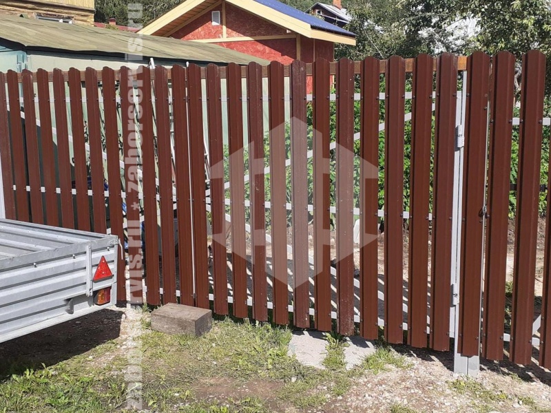 Забор из евроштакетника с забивными столбами 3 метра