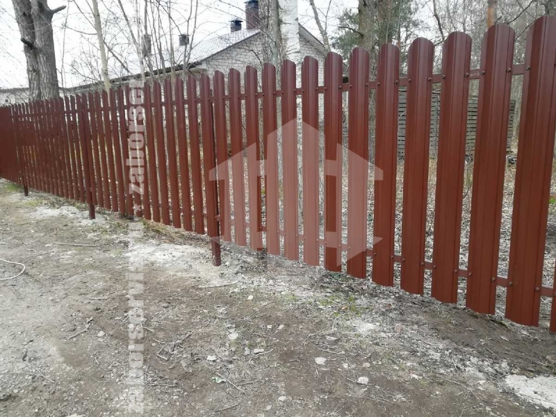 Забор из металлического штакетника коричневый 26 метров