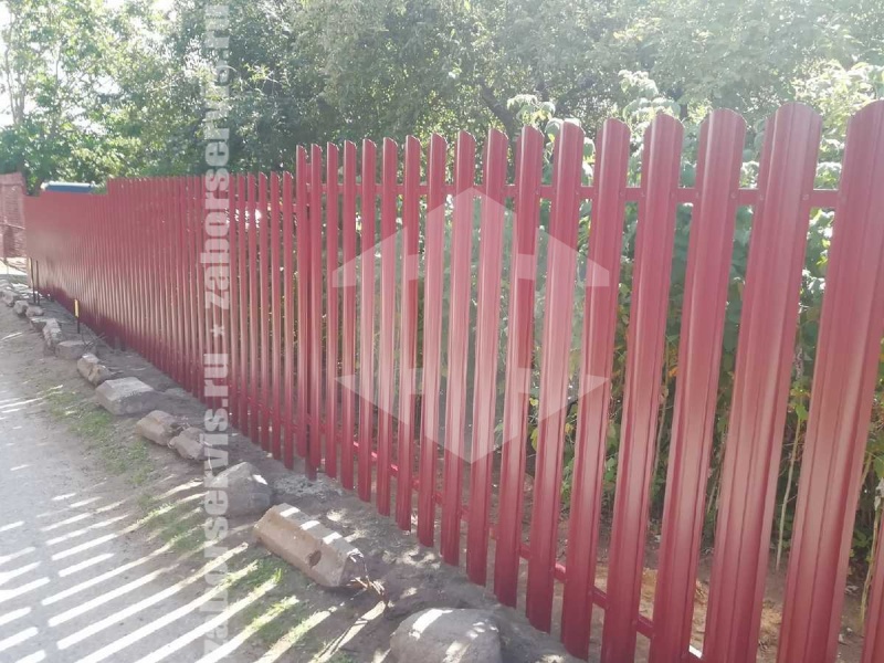 Забор из металлического штакетника красный 77 метров