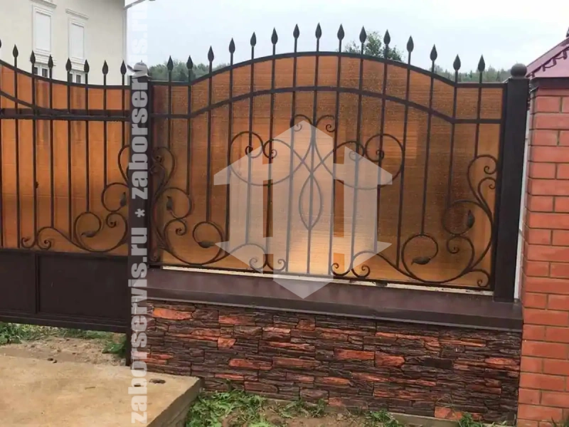 Кованый забор с поликарбонатом 80 метров
