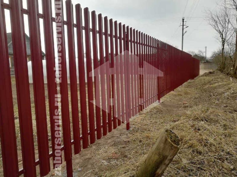 Забор из металлического штакетника для дачи красный 31 метра