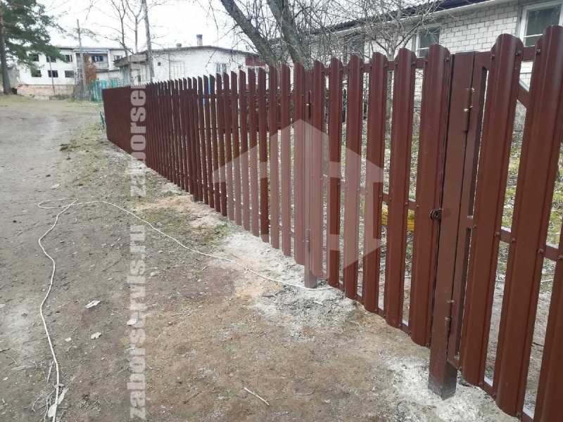 Забор из металлического штакетника коричневый 26 метров