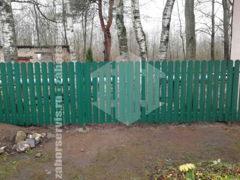 Забор из металлического штакетника зеленый