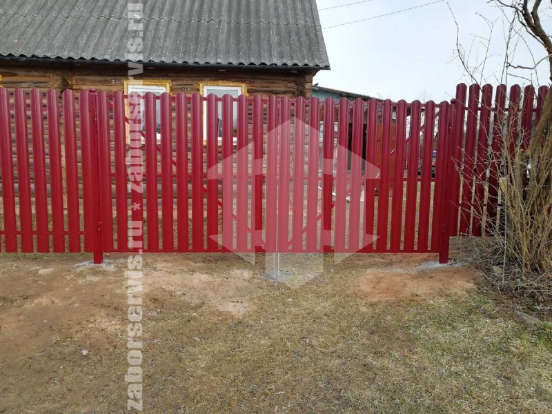 Забор из металлического штакетника для дачи красный 31 метра