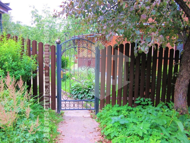 Забор из евроштакетника с забивными столбами 13 метров