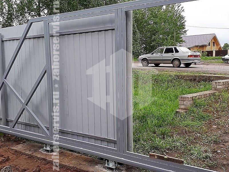 Ворота откатные автоматические из профнастила серые