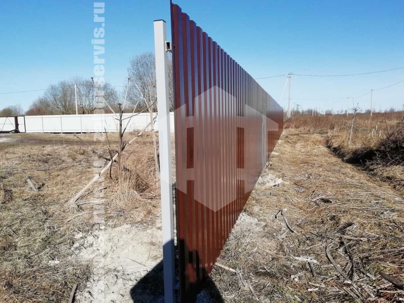 Забор из профнастила на забивных столбах на 6 соток
