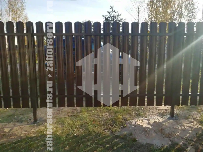 Забор из металлического штакетника коричневый 70 метров