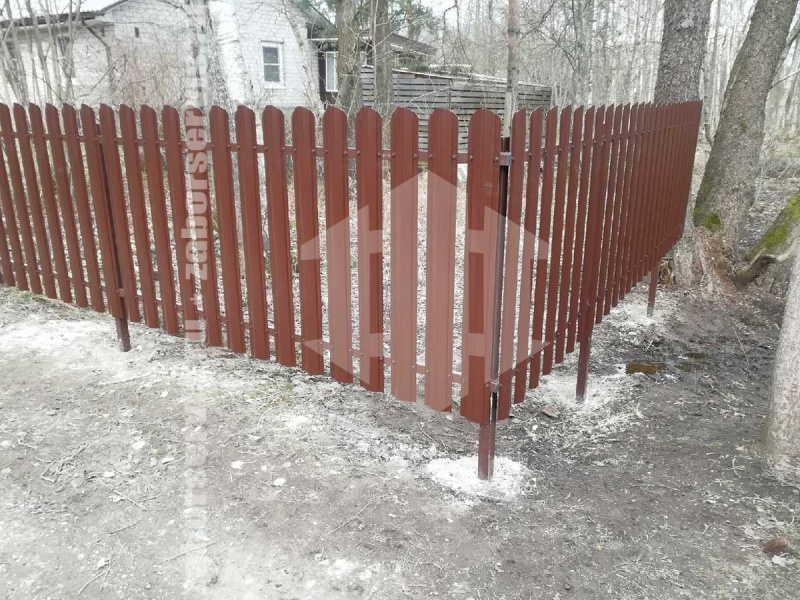 Забор из металлического штакетника коричневый 26 метров