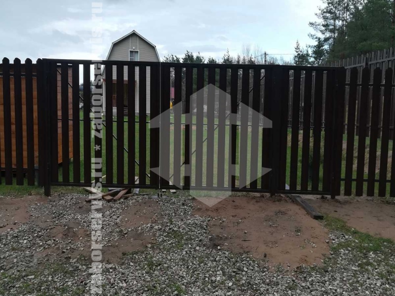 Забор из евроштакетника с утрамбовкой щебнем 48 метров